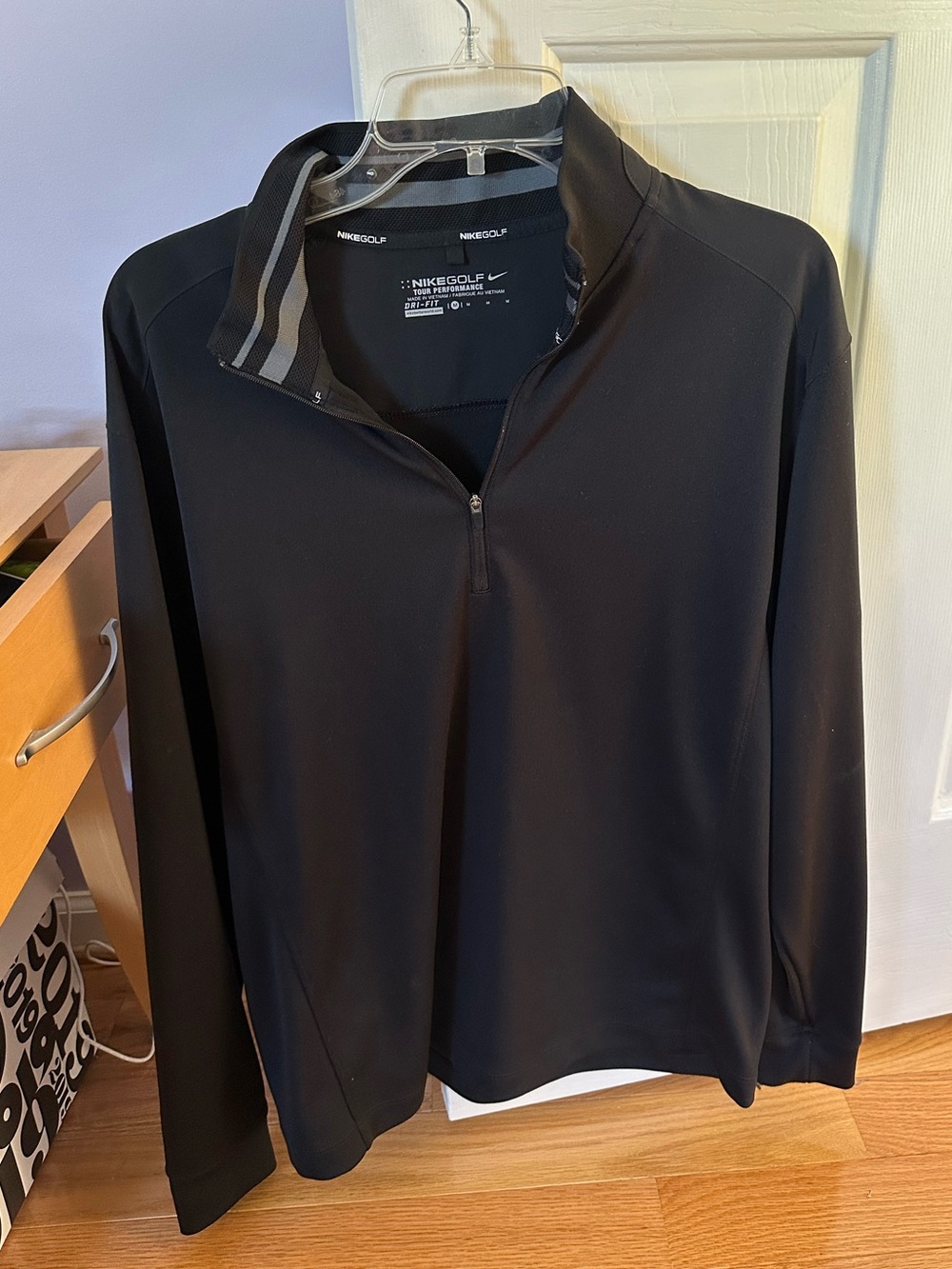 Nike Golf men’s quarter zip up jacket in black size M gently used dri fit
